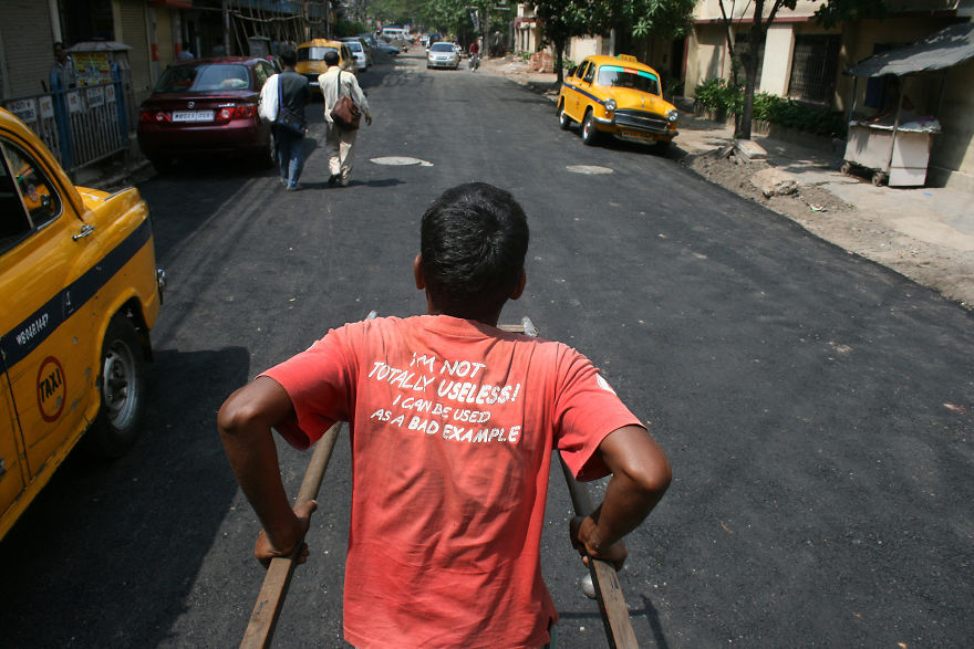 Mężczyzna stojący tyłem w koszulce z napisem
