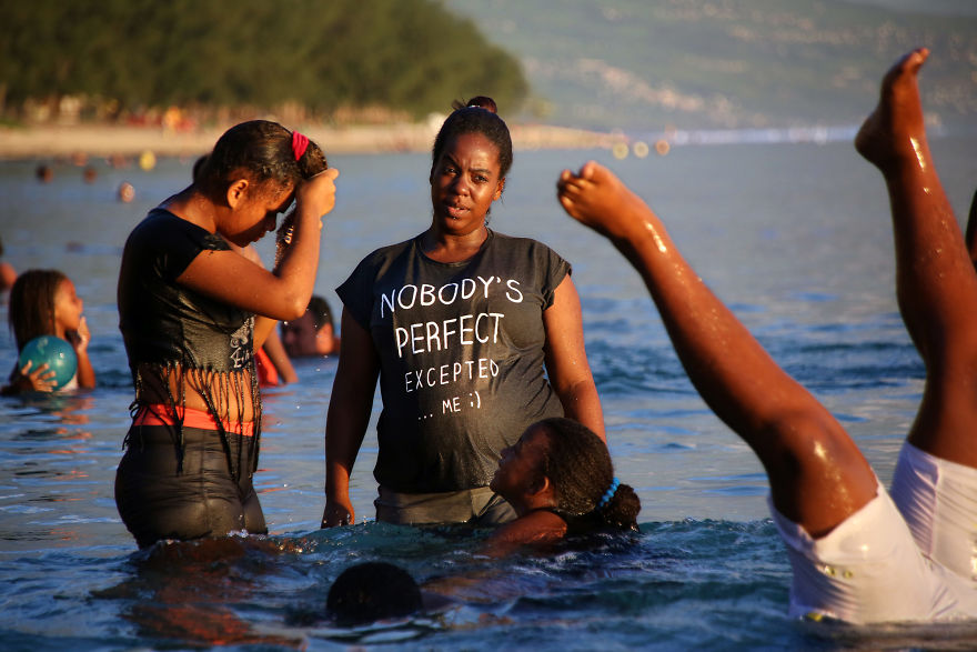 Kobieta ubrana w koszulkę z napisem stojąca w wodzie