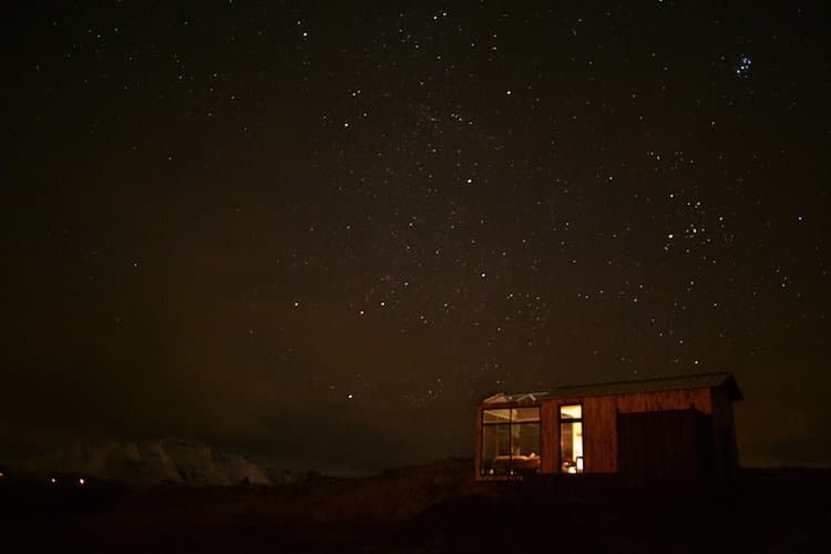 7 Wynajmij mikro-domek na Islandii i podziwiaj zorzę polarną z sypialni