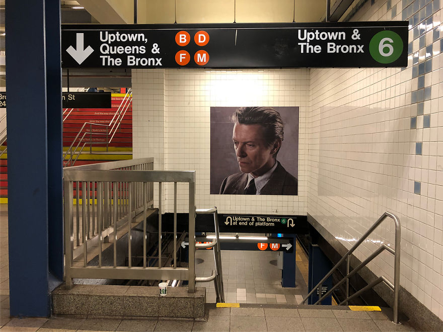 Stacja metra z portretem Davida Bowiego