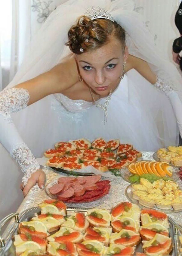 funny weird russian wedding photos 129 5ac48a7f20419 605 Romantyzm w Rosji: 20 najgorszych zdjęć ślubnych