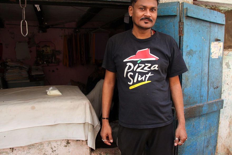 Mężczyzna ubrany w koszulkę z napisem Pizza Slut