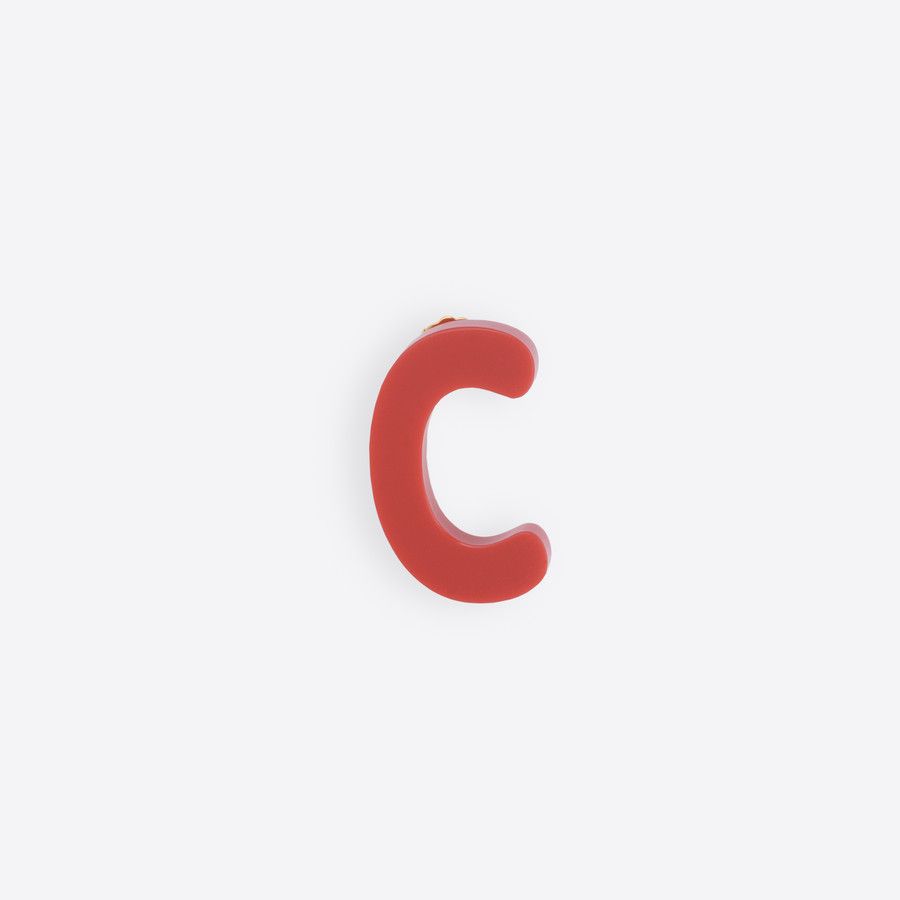 Czerwona litera C na białym tle