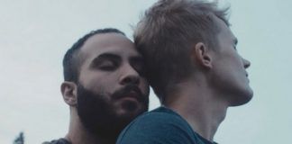 Dwóch przytulających się mężczyzn