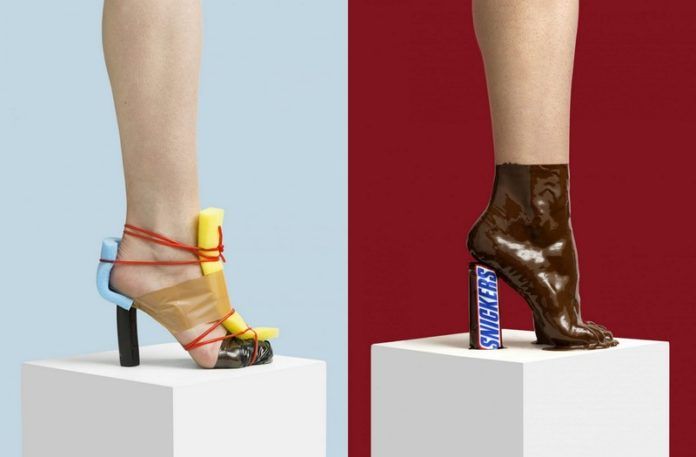 Dwa buty, jeden stworzony z taśmy izolacyjnej i zmywakó, drugi to stopa oblana czekoladą i baton Snickers zamiast obscasa