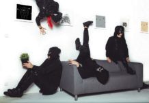 Cztery na czarno ubrane osoby, z zakrytą twarzą leżace na kanapie, koło kanapy i na ścianie