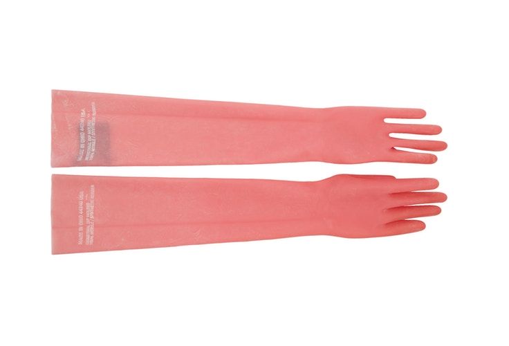 calvin klein pink rubber gloves 2 Calvin Klein wypuścił gumowe, różowe rękawiczki: zmywaj naczynia jak fashionistka