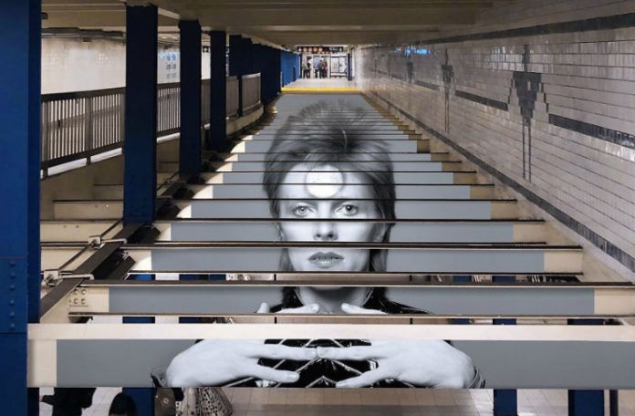 Portret Davida Bowiego na nowojorskiej stacji metra