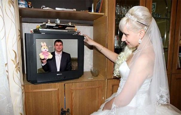 funny weird russian wedding photos 188 5ac4c5bf1c712 605 Romantyzm w Rosji: 20 najgorszych zdjęć ślubnych