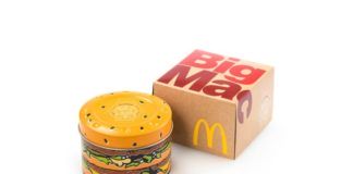 Papierowe pudełko z napisem Big Mac i puszka w kształcie hamburgera na białym tle.