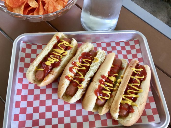 Cztery hotdogi na tacy