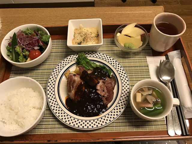 7 7 Jak wyglądają posiłki w japońskich szpitalach?