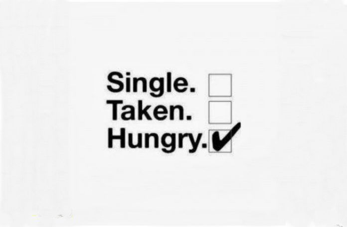 Czarny napis na białej stronie: Single, Taken, Hungry