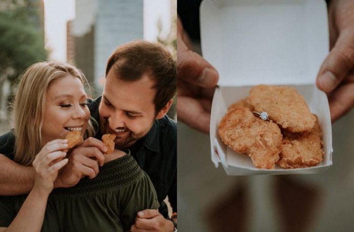 Zdjęcie przedstawiające parę jedzącą McNuggetsy i ręce trzymające McNuggetsy z pierścionkiem