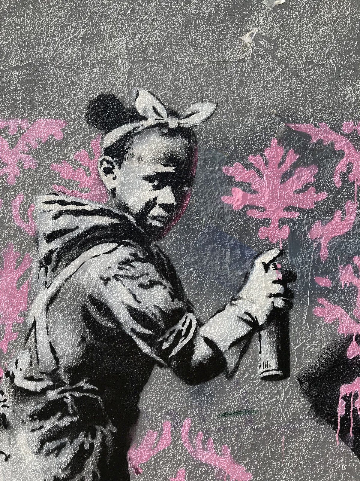 banksy paris02 e1529826993862 Banksy „zalał” ulice Paryża muralami w obronie uchodźców