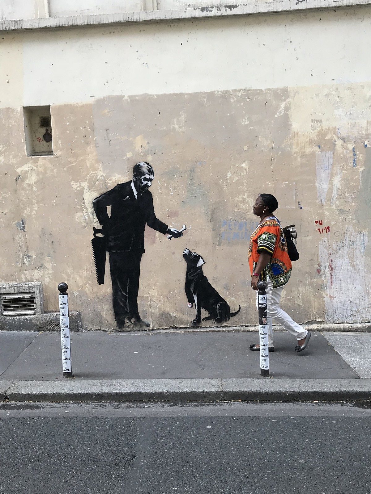 banksy paris08 e1529827015224 Banksy „zalał” ulice Paryża muralami w obronie uchodźców