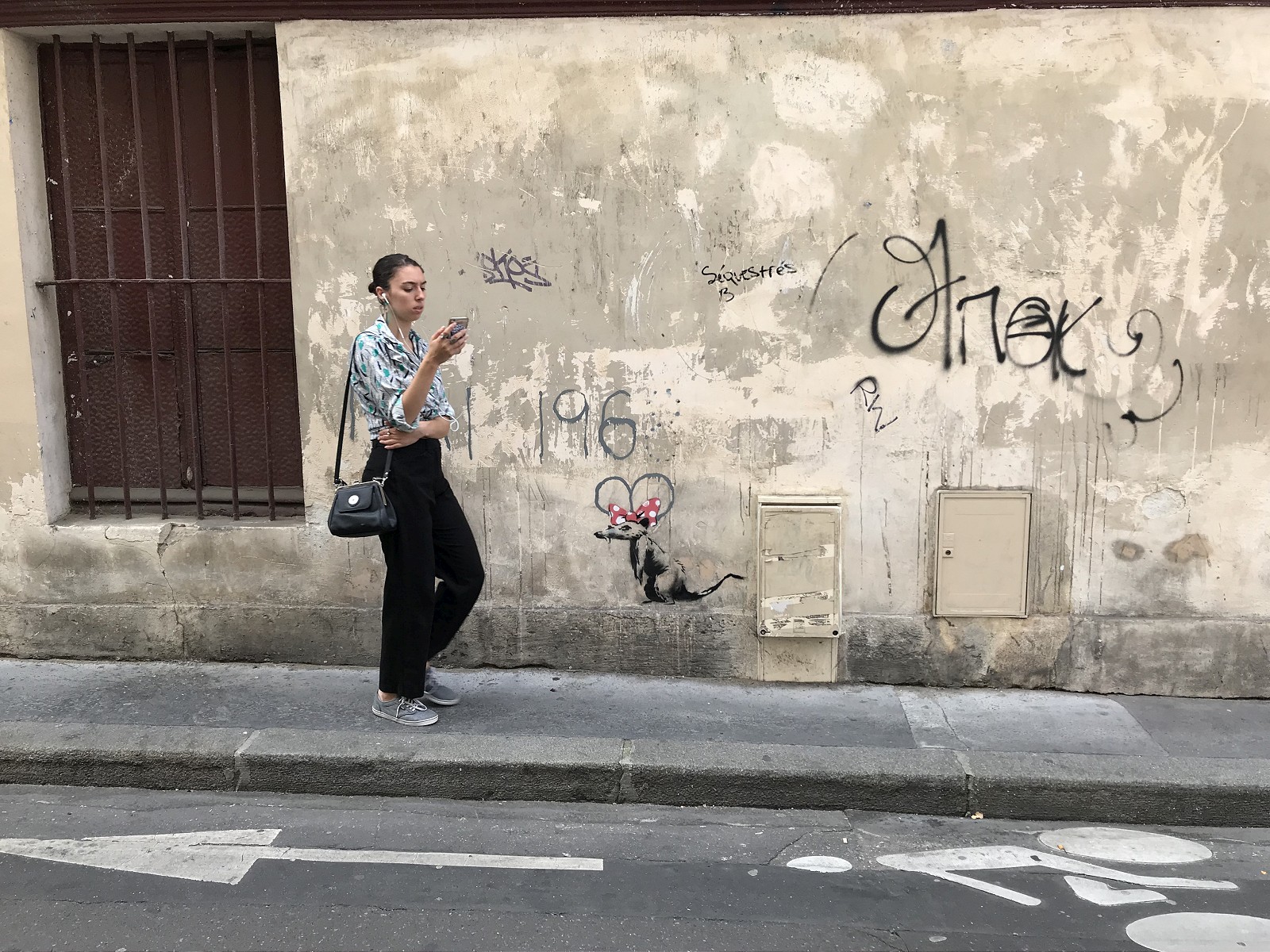 banksy paris14 Banksy „zalał” ulice Paryża muralami w obronie uchodźców