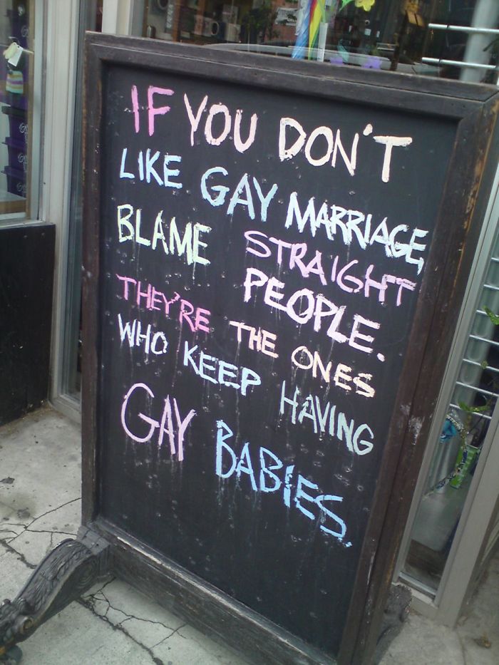 hilarious pride signs supporting gay marriage11 5b1f73e2a11c2 700 Najzabawniejsze hasła przeciwko homofobii z całego świata
