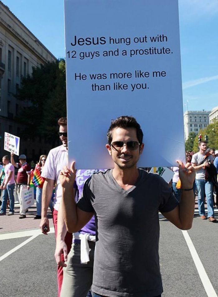 hilarious pride signs supporting gay marriage24 5b1f73fa5ef01 700 Najzabawniejsze hasła przeciwko homofobii z całego świata