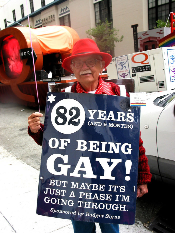 hilarious pride signs supporting gay marriage28 5b1f74024b0a1 700 Najzabawniejsze hasła przeciwko homofobii z całego świata