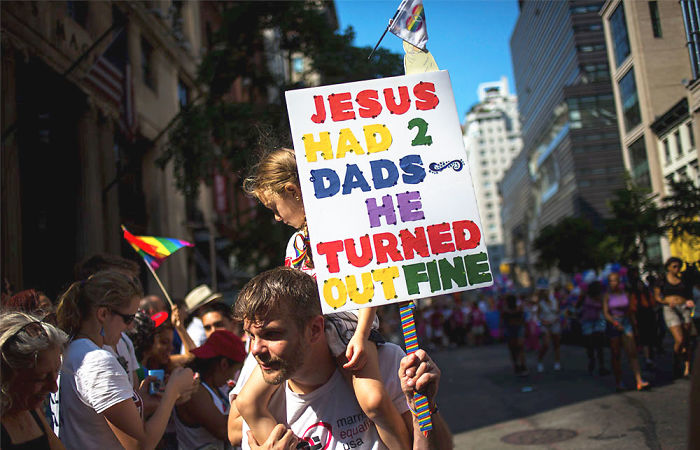 hilarious pride signs supporting gay marriage30 5b1f79e20aec3 700 Najzabawniejsze hasła przeciwko homofobii z całego świata