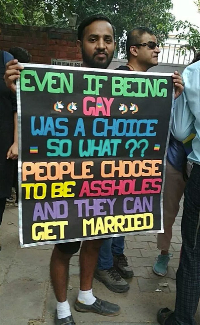 hilarious pride signs supporting gay marriage4 5b1f7d84253a5 700 Najzabawniejsze hasła przeciwko homofobii z całego świata
