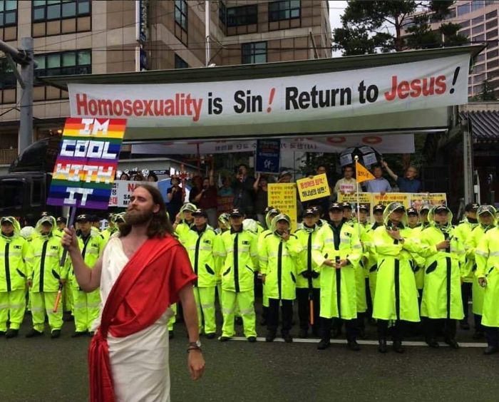 hilarious pride signs supporting gay marriage6 5b1f73d7c2bf9 700 Najzabawniejsze hasła przeciwko homofobii z całego świata