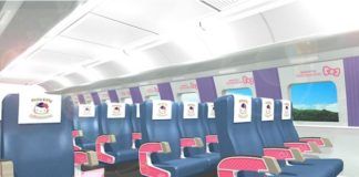 Wnętrze pociągu z grantowo-różowymi fotelami