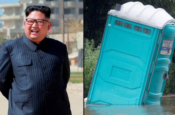 Śmiejący się Koreańczyk i przenośna toaleta