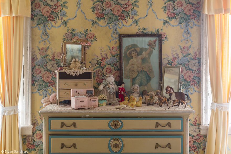 Photos of an Abandoned Alice In Wonderland Mansion with a dark past are filled with bizarre whimsical beauty 5b0dfbf097e72 880 Fotograf odnalazł opuszczony dom Alicji w Krainie Czarów?