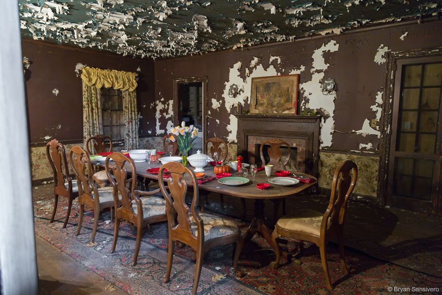 Photos of an Abandoned Alice In Wonderland Mansion with a dark past are filled with bizarre whimsical beauty 5b0dfcf40ce59 880 Fotograf odnalazł opuszczony dom Alicji w Krainie Czarów?