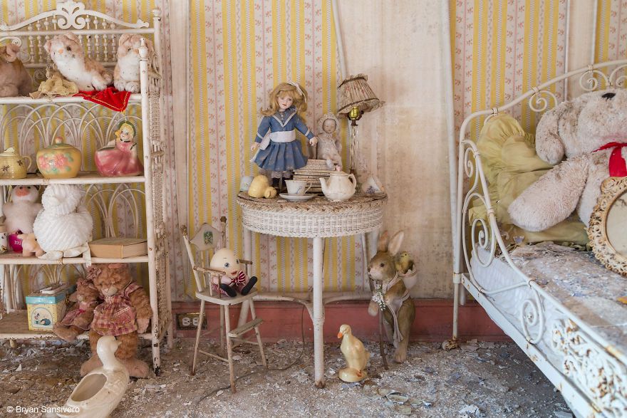 Photos of an Abandoned Alice In Wonderland Mansion with a dark past are filled with bizarre whimsical beauty 5b0dfd0ecf8a2 880 Fotograf odnalazł opuszczony dom Alicji w Krainie Czarów?