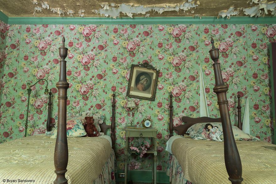 Photos of an Abandoned Alice In Wonderland Mansion with a dark past are filled with bizarre whimsical beauty 5b0e8c3f81ed0 880 Fotograf odnalazł opuszczony dom Alicji w Krainie Czarów?