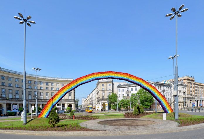 Instalacja artystyczna przedstawiająca tęczę na placu zbawiciela w Warszawie