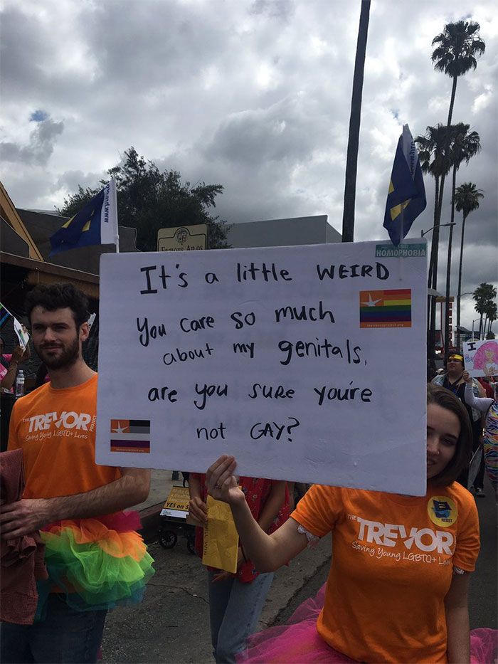 hilarious pride signs supporting gay marriage 17 5b1f91c64417e 700 Najzabawniejsze hasła przeciwko homofobii z całego świata