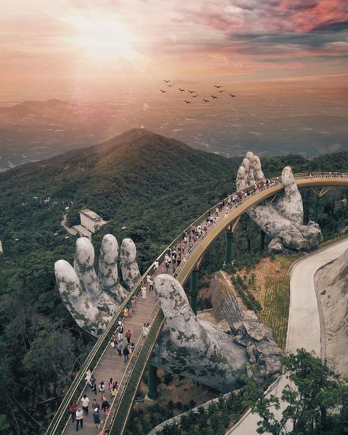 Most z kamienną dłonią
