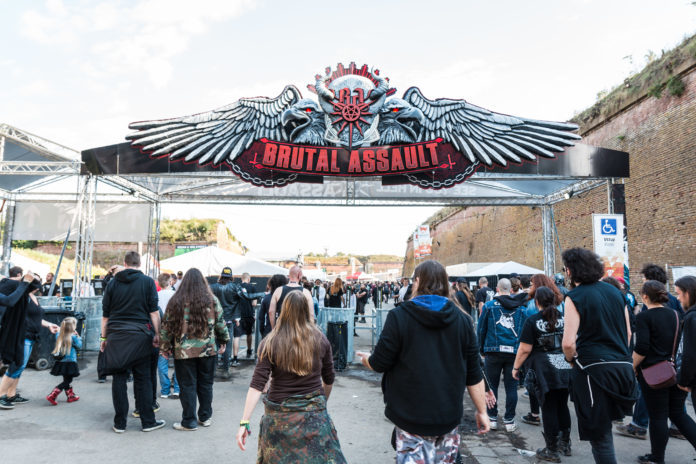 Brama wejściowa na festiwalu Brutal Assault z imprezowiczami