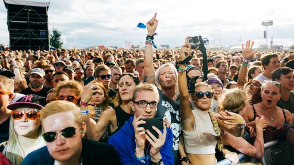 Tłum uczestniku letniego festiwalu muzycznego w Szwecji - Bråvalla. 