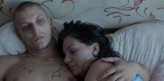 Mężczyzna i kobieta leżący w łóżku