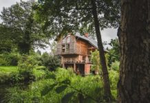 Drewniany dom wśród zieleni