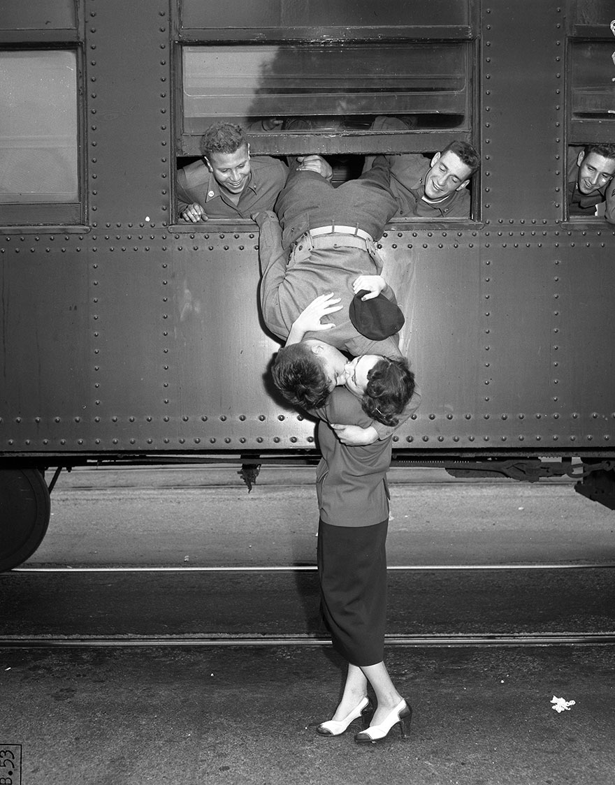 wartime love photos 001 1 Jak wyglądała miłość w czasach wojny?