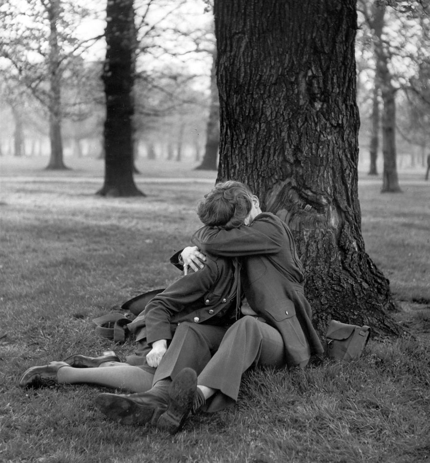 wartime love photos 013 Jak wyglądała miłość w czasach wojny?