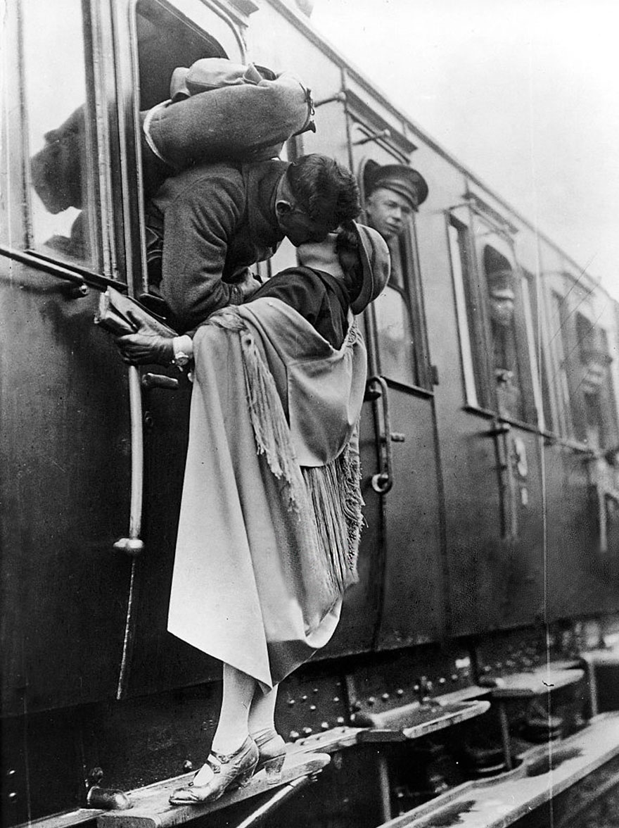 wartime love photos 019 Jak wyglądała miłość w czasach wojny?