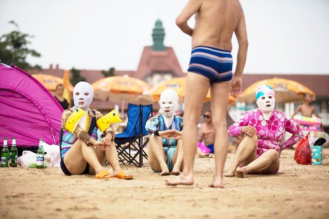 1 2 Twarzo-kini: plażowy trend prosto z Chin, który trudno zrozumieć