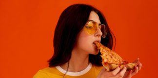 Dziewczyna jedząca pizzę