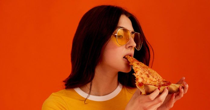 Dziewczyna jedząca pizzę