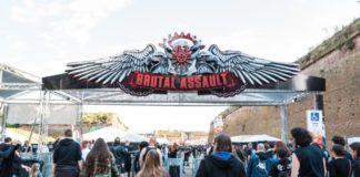 Brama wejściowa na festiwalu Brutal Assault z imprezowiczami