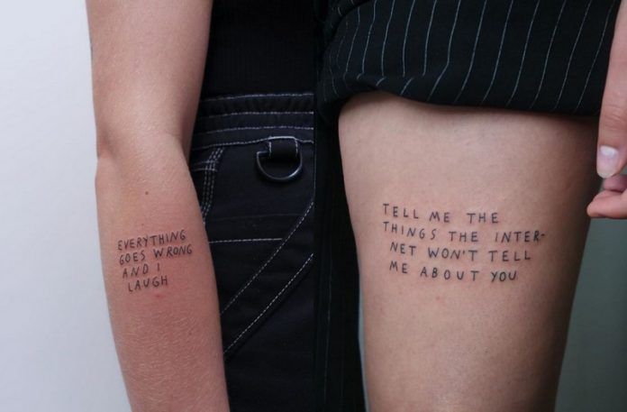 Tatuaż na ręku i tatuaż na nodze