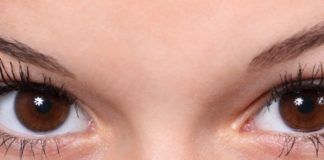 Zbliżenie na brązowe oczy kobiety