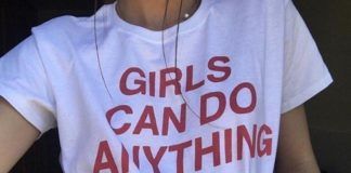 Dziewczyna w koszulce GIRLS CAN DO ANYTHING